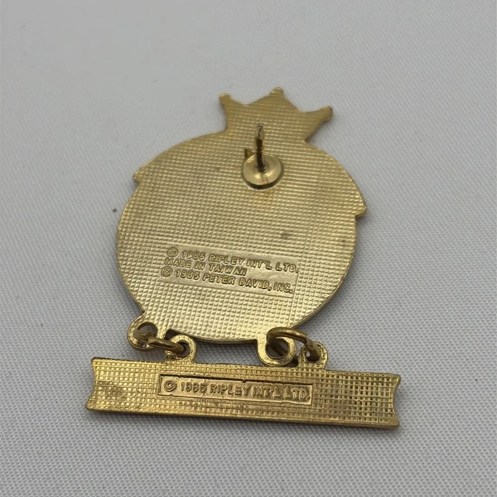 Ripley's World's Greatest Eyes Believe It Or Not‎ Dangler Lapel Hat Pin